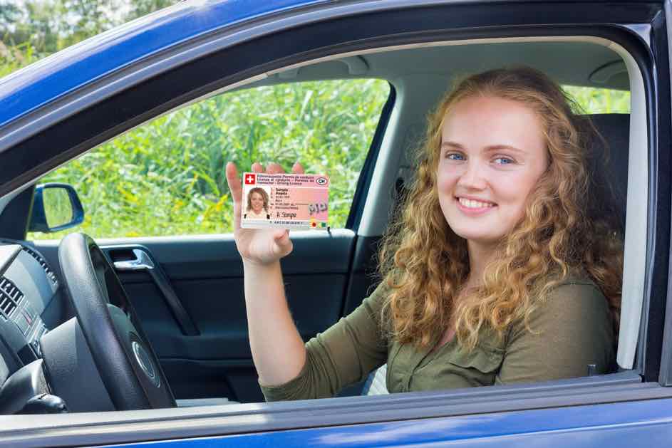 This is what the Swiss driving licence looks like! The most important facts about the Swiss Führerausweis are here!