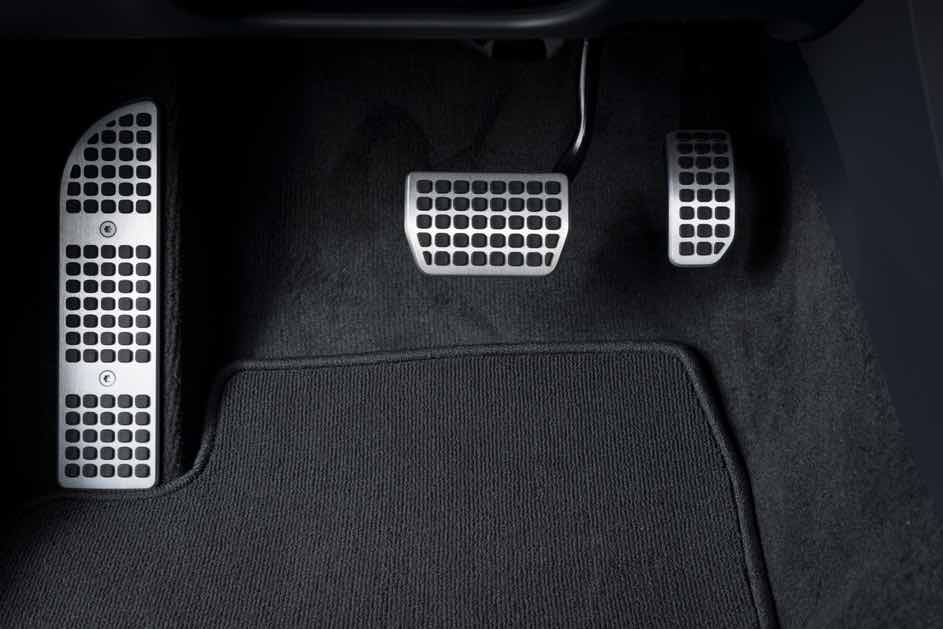 This is what an automatic car looks like - the difference is mainly the third pedal, which is missing here.